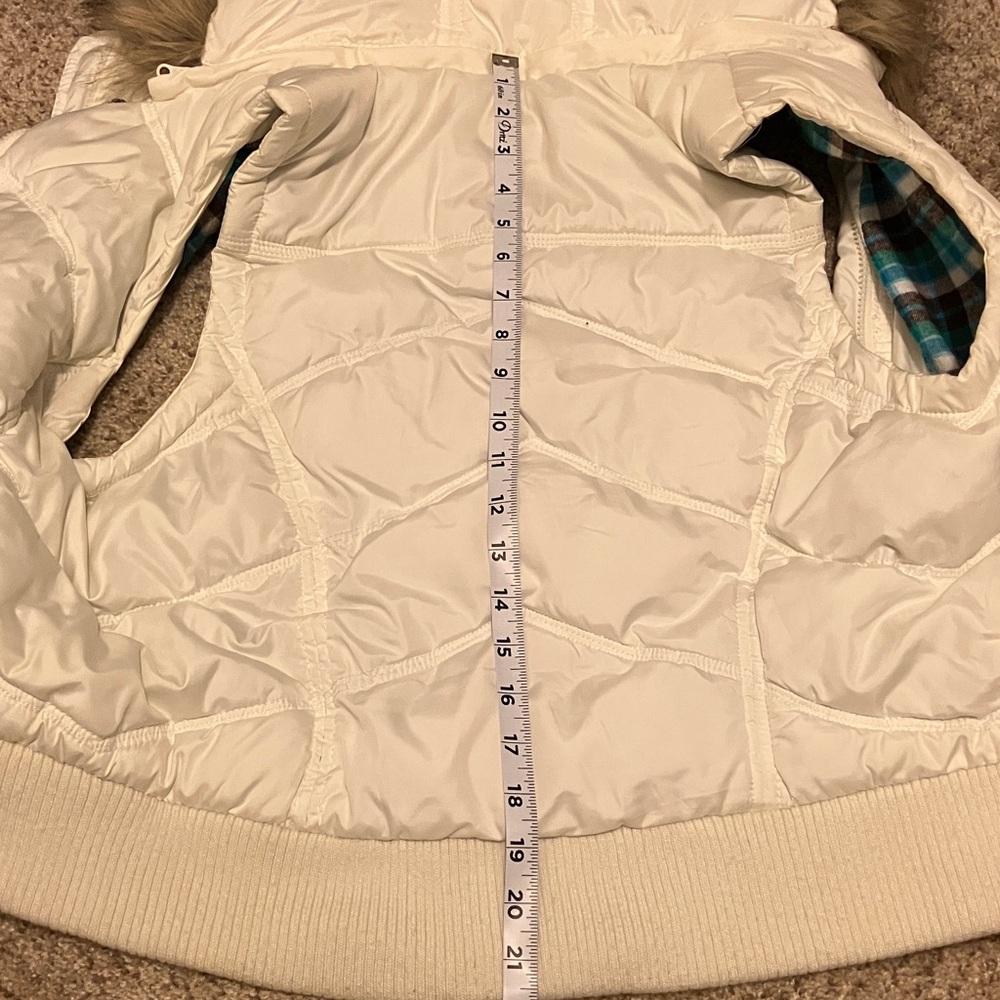 Classic Y2K White Quilted Puffer Vest with Detachable Hood and Faux Fur Trim - Picture 11 of 11